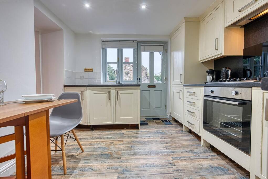 Delightful Two-Bedroom Cottage In The Heart Of Bakewell Exterior foto