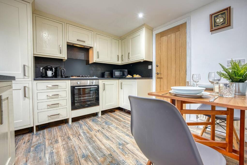 Delightful Two-Bedroom Cottage In The Heart Of Bakewell Exterior foto