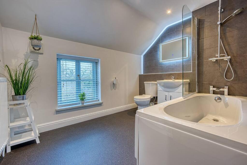 Delightful Two-Bedroom Cottage In The Heart Of Bakewell Exterior foto